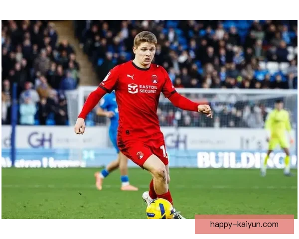 英超罗布·爱德华兹卢顿表现稳健，球队状态回暖引人关注